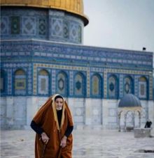 Seorang kakek berjalan di Kompleks Mesjid Al Aqsa (foto/instagram) 