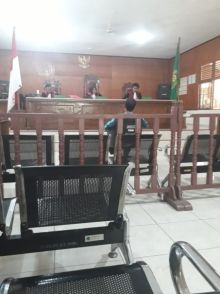 Foto sidang putusan atas kasus kepala desa di inhil kampanyekan caleg
