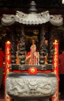 Warga Tionghoa Sembahyang di Vihara Sejahtera Sakti/mad