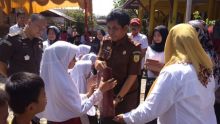 Penyerahan bantuan bagi siswa-siswi di SDN 002 Tembilahan/rgo