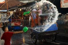 Festival Perang Air di Selatpanjang pada hari pertama