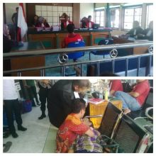 Ibu terdakwa pingsan usai mendengarkan vonis anaknya/hari