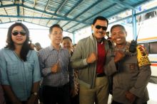 Mantan Kapolres Meranti, AKBP Zahwani Pandra Arsyad SH MSi berfoto bersama Kapolres Meranti, AKBP Laode Proyek SH saat tiba di Selatpanjang/mad