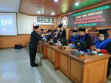 Penyerahan Sertifikat Doktor kepada Adam Sukarmis, SH MH 