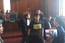 Ahmad Dhani mengenakan kaos hitam bertuliskan Tahanan Politik. Foto: int 