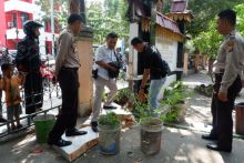 pihak kepolisian melakukan olah TKP di SDN 121