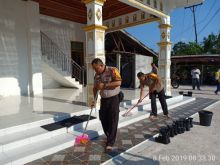 Kapolres dan jajaran membersihkan masjid di Desa Pendekik/hari