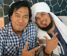 Komeng dan Ustadz Derry Sulaiman salam dua jari (foto/instagram) 