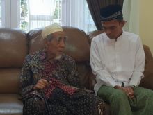 Ustaz Abdul Somad mendengarkan nasehat dari Mbah Moen. Foto: int 
