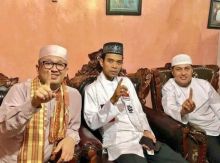  Foto Ustadz Somad Acungkan Satu Jari