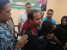 Siswa pelaku persekusi meminta maaf kepada gurunya/ foto:jatimwow