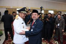 Sekda Bengkalis Bustami HY menyampaikan selamat kepada Bupati Kampar yang baru dilantik/hari