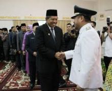 Wabup Siak H Alfedri menyampaikan tahniah kepada Bupati Kampar Catur Sugeng Susanto/lin