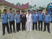 Camat Pucuk Rantau Herman Susilo, S.Sos. M.Si (baju putih)/zar