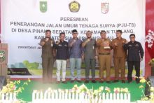 Penerangan Jalan Umum Tenaga Surya (PJU-TS) diserahterimakan Direktur Konservasi Energi Kementerian ESDM Heriyanto, kepada Pemkab Siak /lin