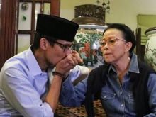 Sandiaga Uno mencium tangan sang ibunda, Mien Uno. Foto:  int 