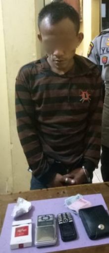 Tersangka dan barang bukti yang diamankan polisi/ardi