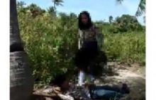 ABG Mesum di Pinggir Hutan Beralasakan Pelepah Daun Kelapa