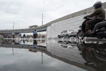Terlihat sebuah bus sudah melintasi jalur Fly Over Simpang Pasar Pagi Arengka
