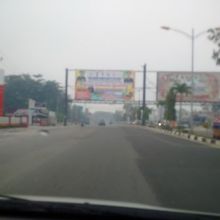 Hingga Jumat 15 Februari 2019 pagi ini, jarak pandang di Kota Dumai masih terbatas karena tertutupi kabut asap. Foto: pno 