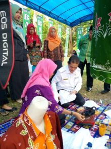 Sekdakab Kuansing, DR. H. Dianto Mampanini saat meninjau Stand/zar