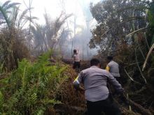 Petugas masih berjibaku dalam mengatasi Karlahut di Desa Lukun,  Kecamatan Tebingtinggi Timur/mad