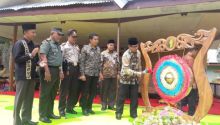 Bupati Kuansing Mursini, M.Si memukul Gong menandai pembukaan Musrenbang Tingkat Kecamatan Cerenti/zar