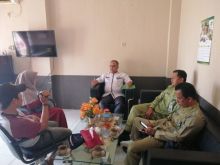  Sekretaris BKD,  Bakharuddin didampingi H Haramaini dan Budi saat memberikan keterangan pers/mad
