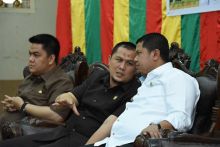 Abi Bahrum saat berbincang bincang dengan Camat Mandau, Riki Rihardi/hari