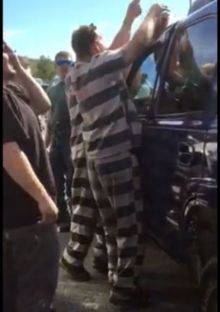 Narapidana menggunakan keahlian mereka membobol mobil, untuk menyelamatkan bayi yang terkunci sengara tak sengaja di dalam mobil. Foto: int 