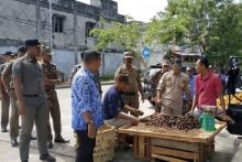 Satpol PP Bengkalis memberikan teguran kepada pedagang kaki lima di Jalan Sudirman Bengkalis