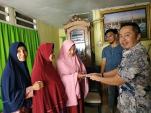 Tommy F Ganih (kanan) menyalurkan bantuan untuk keluarga Jurisda,  warga Rumbai.  Foto: hadi 