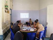 Tim sedang rapat dan berdiskusi dalam penanganan dan pengecekan HIV/AIDS dan Spilis/mad