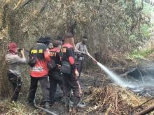 Tim pemadam masih melakukan upaya pemadaman/hari