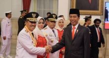 Presiden Joko Widodo menyalami Syamsuar setelah resmi dilantik sebagai Gubernur Riau bersama pasangan Edy Natar sebagai Wakil Gubernur Riau periode 2019-2024. Foto: int 