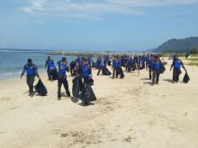 Gotong royong bersama dalam rangka peringatan Hari Peduli Sampah Nasional (HPSN) /hari