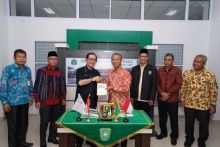 Penandatangan Memorandum of Understanding dilakukan Rektor UIR Prof Dr H Syafrinaldi, SH, MCL dengan Rektor IIUM Prof Dzulkifli Abdul Razak.