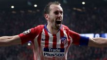 Diego Godin merayakan golnya ke gawang Juventus
