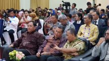 Suasana launching Entrepreneurship Award III di STT Ibnu Sina Batam. Rektor UIR Prof Syafrinaldi duduk dengan Rektor Universitas Baiturrahmah Padang Prof Musliar Kasim.