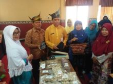 UPPKS Kabupaten Bengkalis menampilkan berbagai hasil kerajinan tangan dan berbagai produk./hari