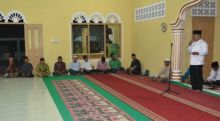 Direktur PDAM Bengkalis, Jufrizal SE saat menyampaikan sambutan dan enyerahkan bantuan ke pengurus masjid syuhada. /hari