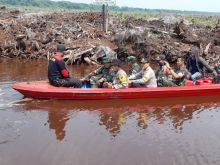 Kapolres Bengkalis Gunakan Perahu Sampan Menuju ke Lokasi  karhutla/hari