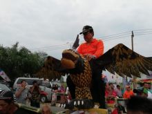 Bupati saat mengikuti panen padi perdana bersama Wakil Bupati Kabupaten Inhil, H Syamsuddin Uti 