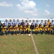 PS RAPP (berkostum kuning) berfoto sebelum bertanding melawan PSPS All Star yang dihuni oleh beberapa punggawa aktif PSPS di Sport Centre Stadium Kuantan Singingi./ist