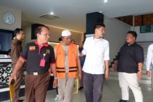 Mantan Lurah Sidomulyo Barat, Raimon saat digiring petugas Kejaksaan hendak dibawa ke Rutan.