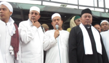 Ketua PA 212 Slamet Maarif menyampaikan orasi usai pemeriksaan di Mapolresta Surakarta. Foto: int 