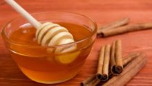 Ilustrasi madu dan kayu manis