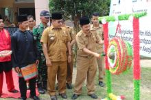 Kepala Bappeda Ir. H. Maisir memukul gong saat membuka Musrenbang Kecamatan Kuantan Hilir Seberang/zar