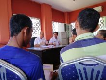  Kadisperindagkopukm,  Mohammad Aza Fahroni didampingi Kabid Perdagangan,  Ade Suahartian saat rapat koordinasi dengan para pedagang Pasar Modern/mad