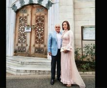 Maia Estianty bersama suami foto di depan Mesjid Camii Tokyo Jepang (foto/instagram) 